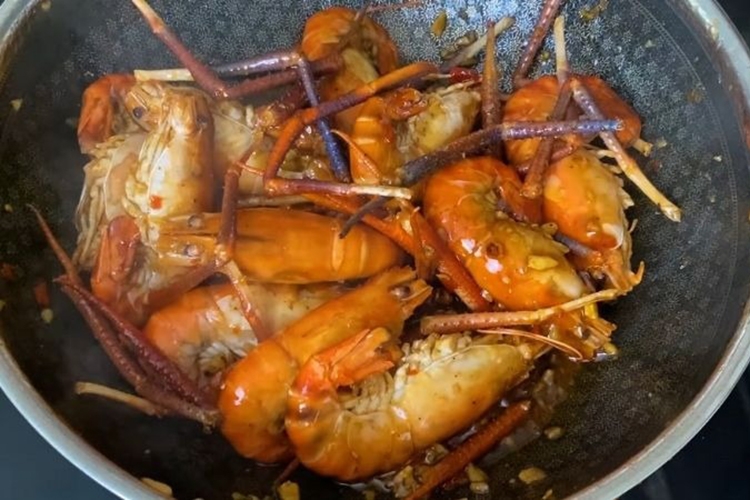 Vào bếp làm tôm rang me đậm đà (Hình 9)