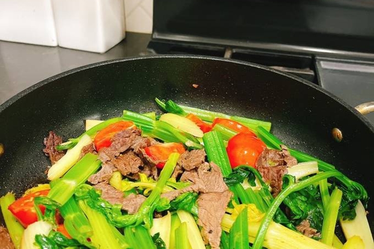 Cách làm thịt bò xào cần tây thơm lừng (Hình 6)