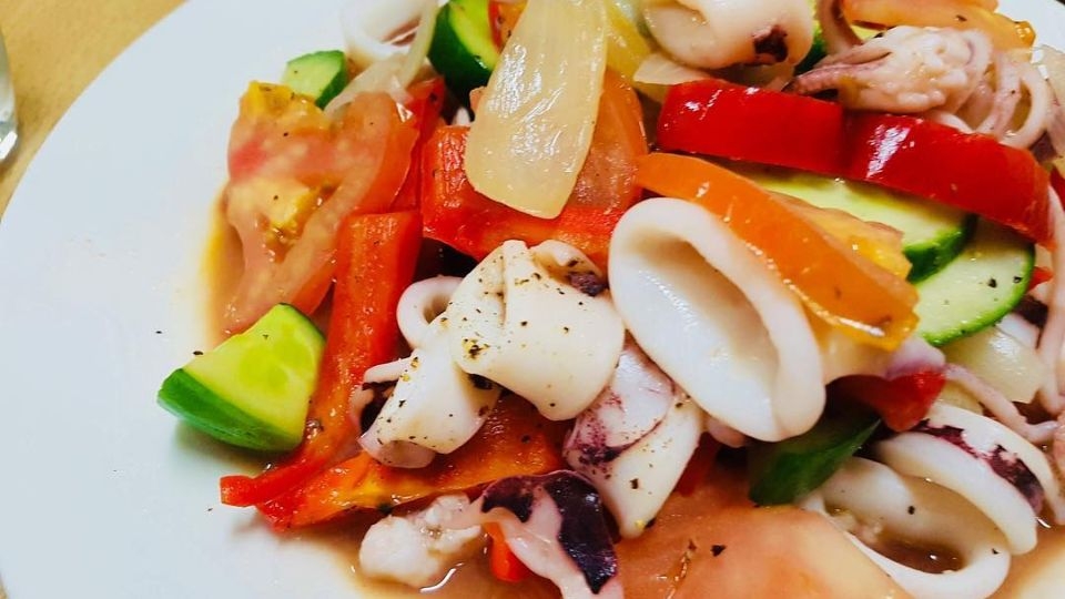 mực xào dưa leo cà chua