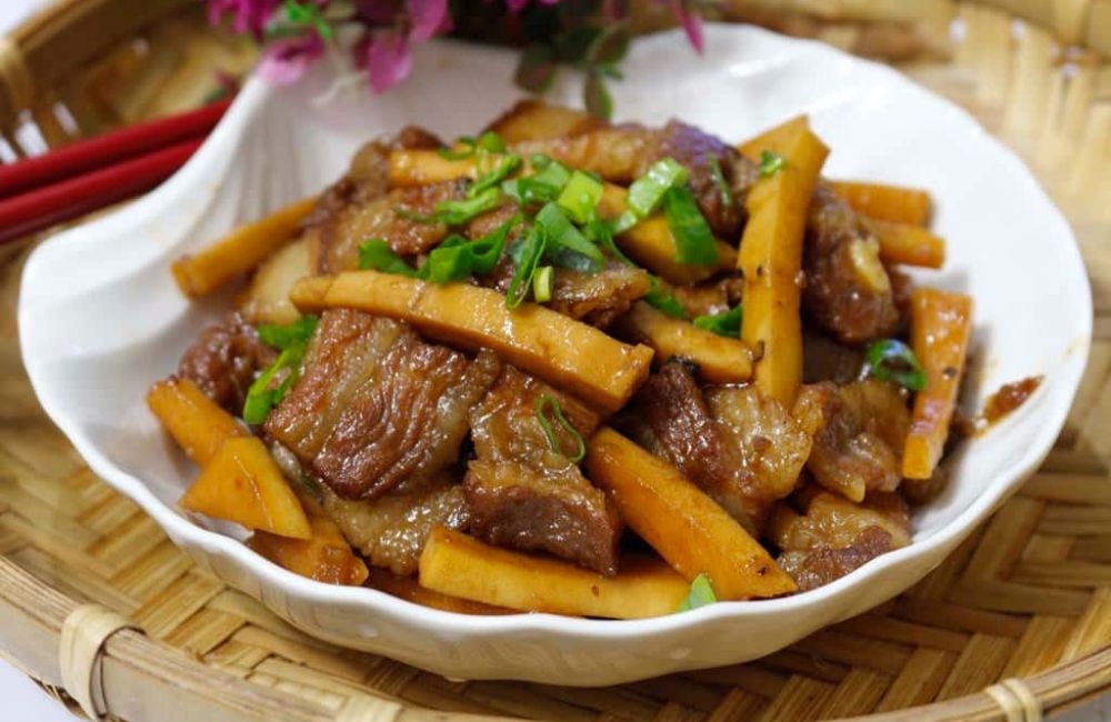 Thịt kho tàu cốt dừa