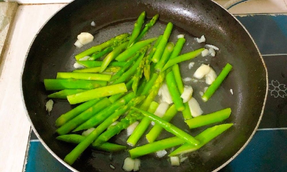 cách làm măng tây xào tỏi (ảnh 4)