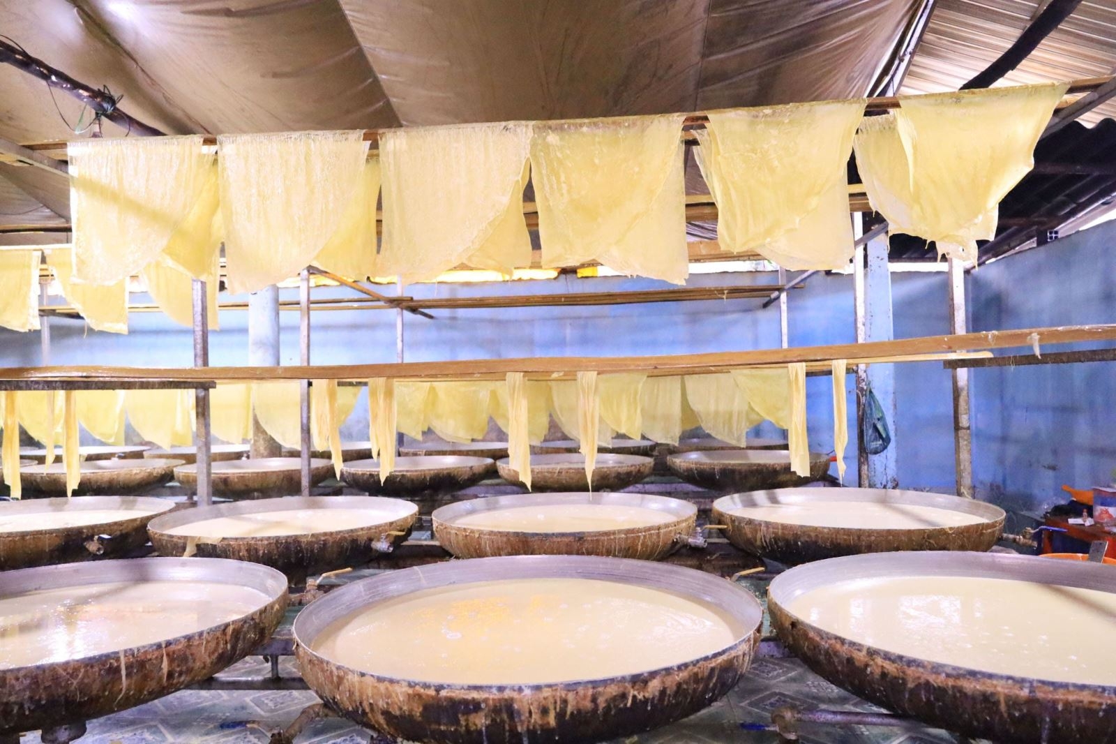 Tàu hủ ky được làm từ hạt đậu nành, xuất hiện trong quá trình chế biến đậu hũ