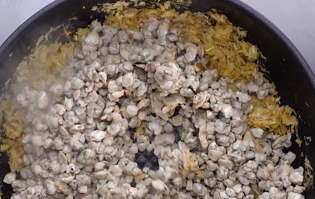 cách làm hến xúc bánh đa (ảnh 6)