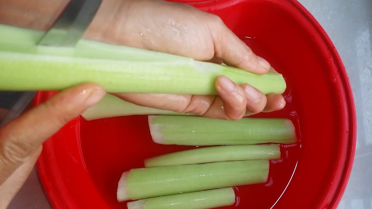 Sơ chế rau dọc mùng