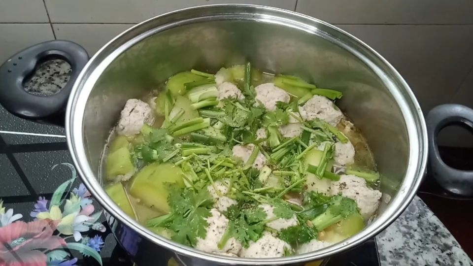 canh mướp nấu chả cá