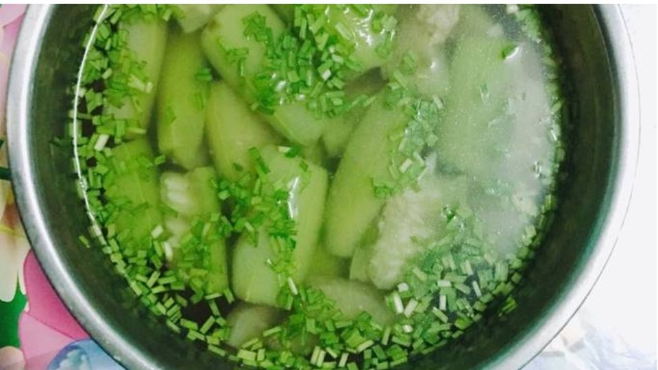 canh mướp nấu hẹ