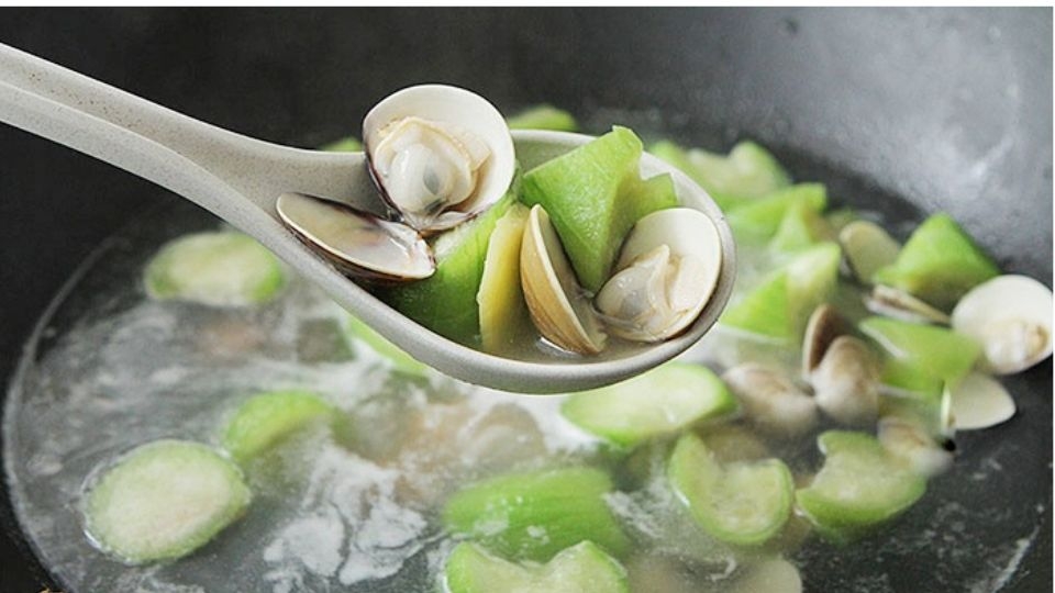 canh mướp nấu nghêu