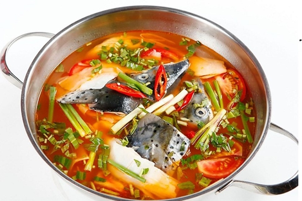 Ăn lẩu cá hồi lạ miệng