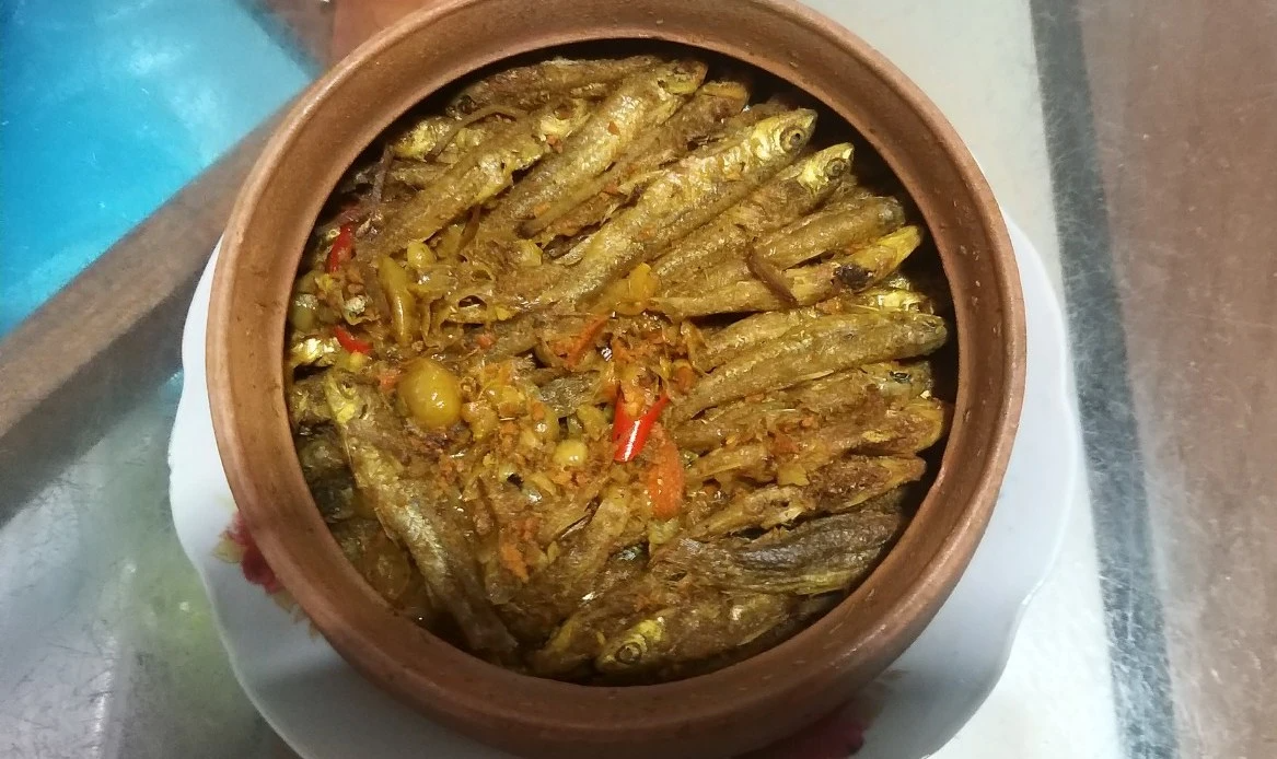  Cá còm kho nghệ