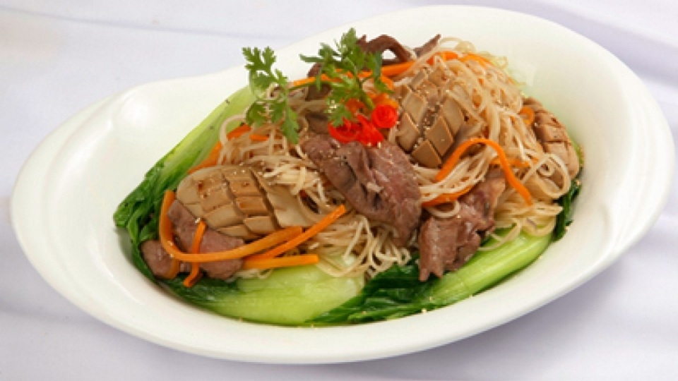 Hủ tiếu xào tim cật là một món ăn mới lạ, thơm ngon và hấp dẫn