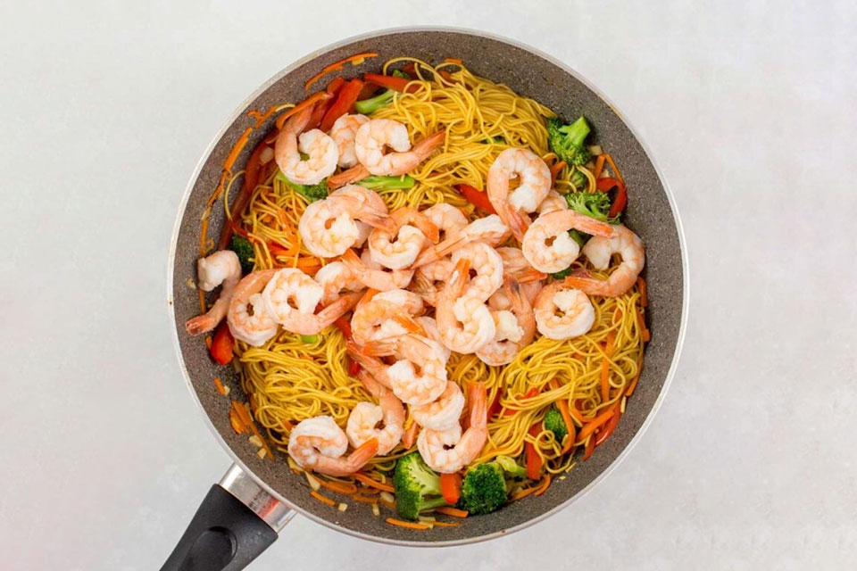 Làm mì xào hải sản ngon - Ảnh 07