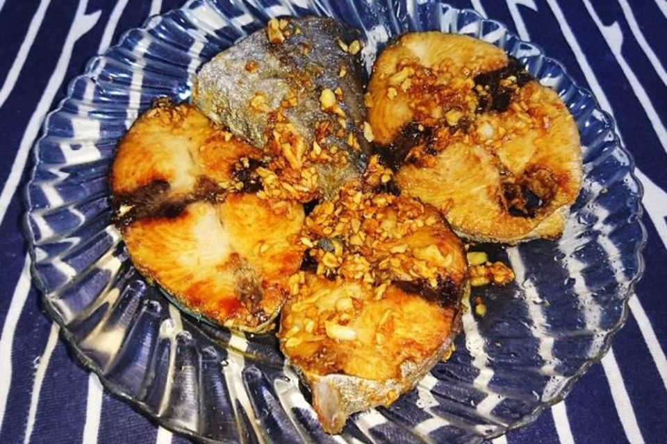 Cá ngừ chiên mắm tỏi