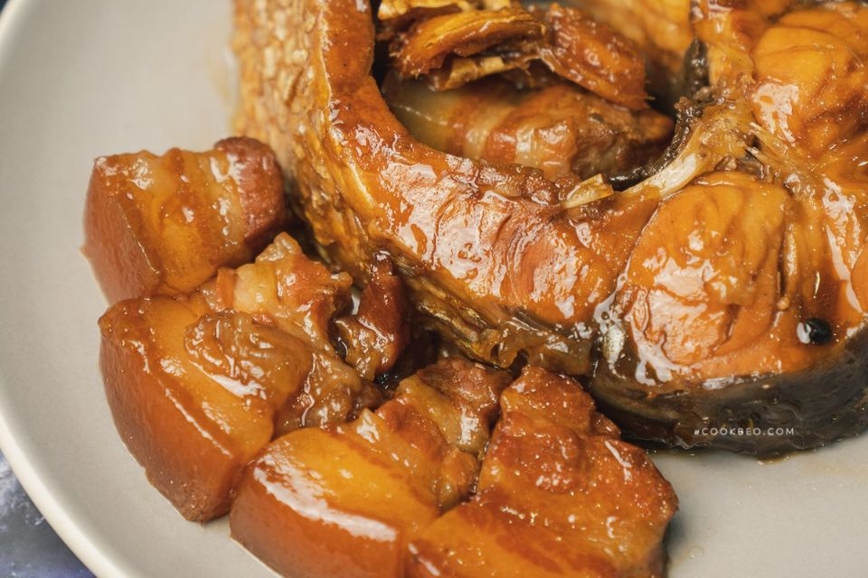 Cá kho với thịt