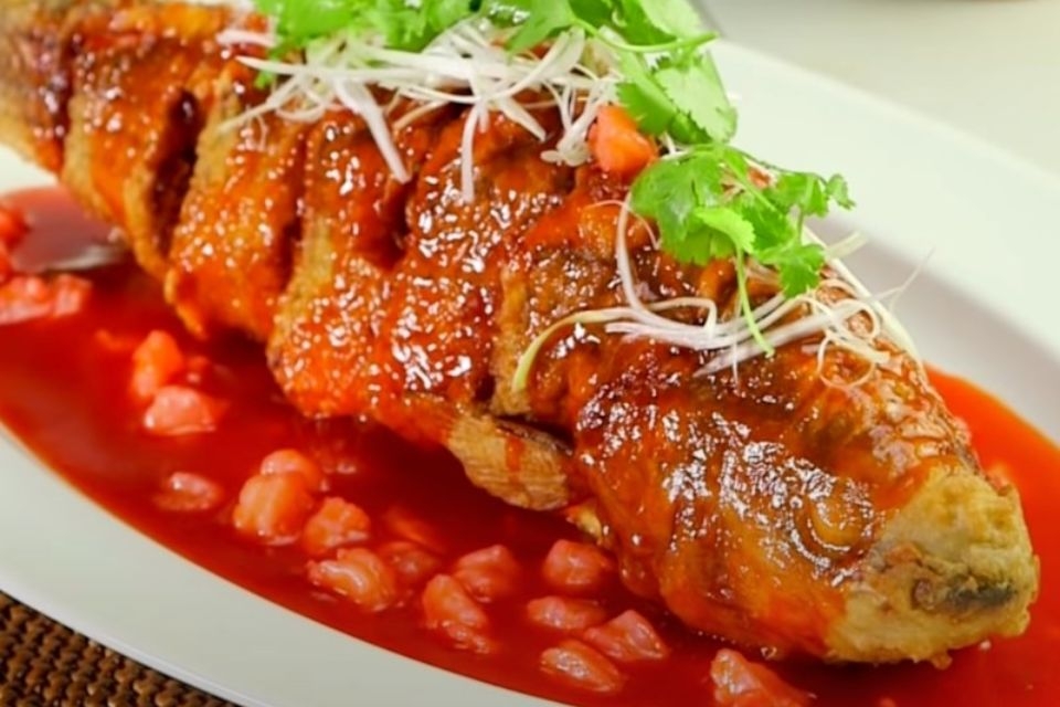 Cá chẽm chiên giòn sốt chua ngọt