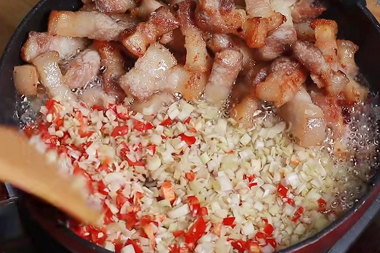 Mách chị em cách làm thịt rang sả ớt đậm đà (Hình 4)