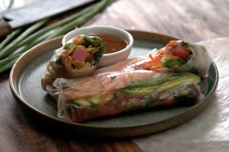 Cá ngừ cuốn bánh tráng với rau củ hòa vị