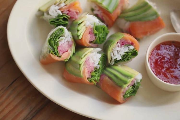 Gỏi cuốn cá hồi - sự kết hợp nền ẩm thực Á - Âu