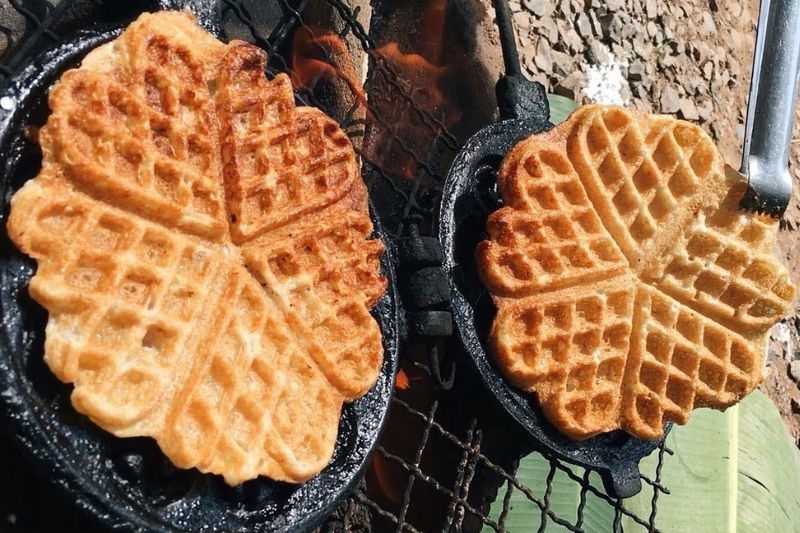 Nướng bánh kẹp trên bếp than