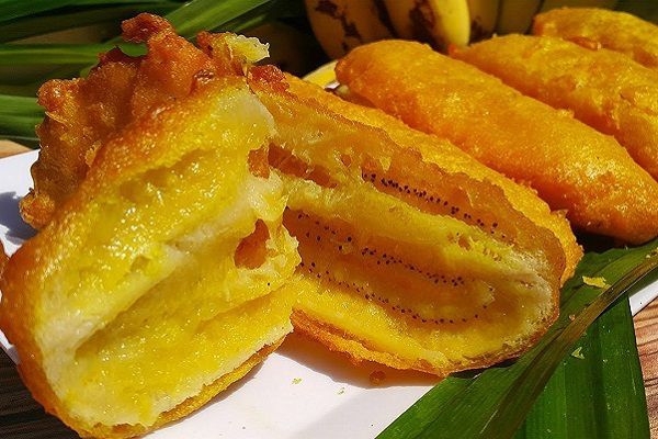Làm bánh từ bột mì hình 8
