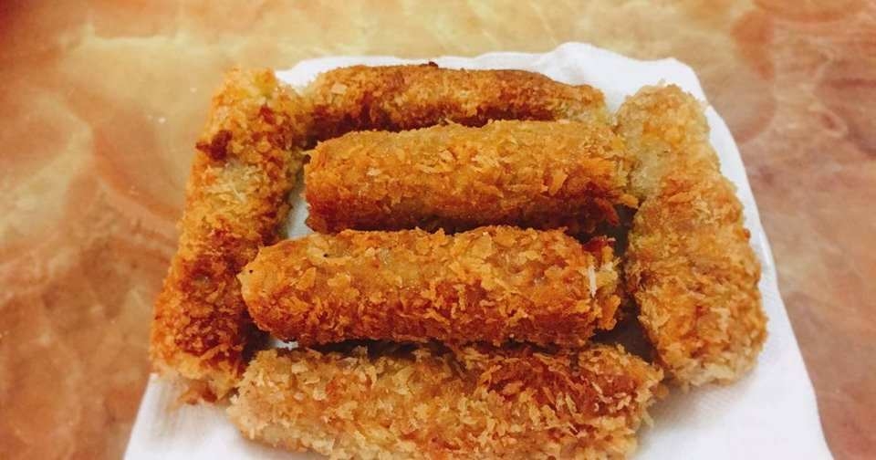 Chả chiên ăn kèm với tương ớt