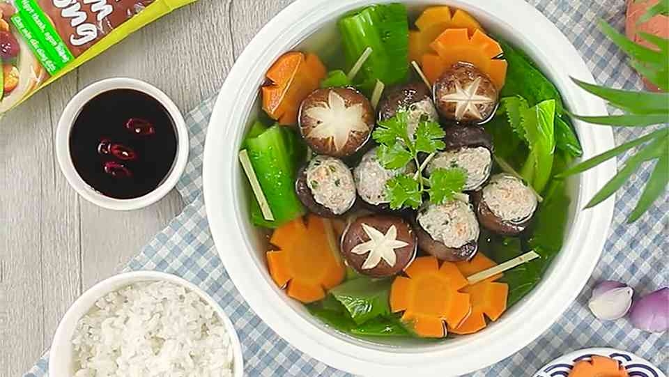 Thưởng thức món canh nhồi chả giò
