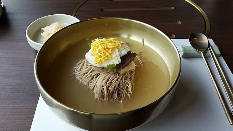 Giấm táo là thành phần chính để nấu nước dùng mì lạnh Naengmyeon