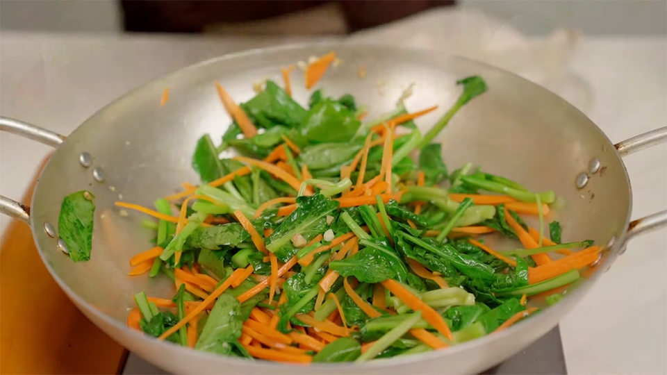 Xào rau và mìcách làm mì xào bò (ảnh 12)