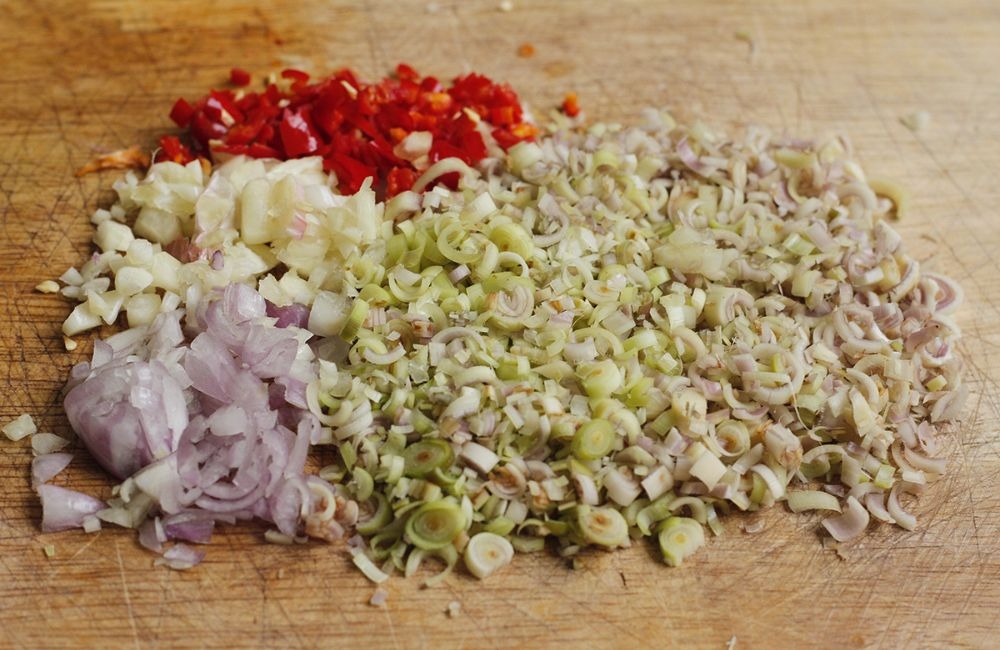 Preparación del ajo, chiles y lemongrass