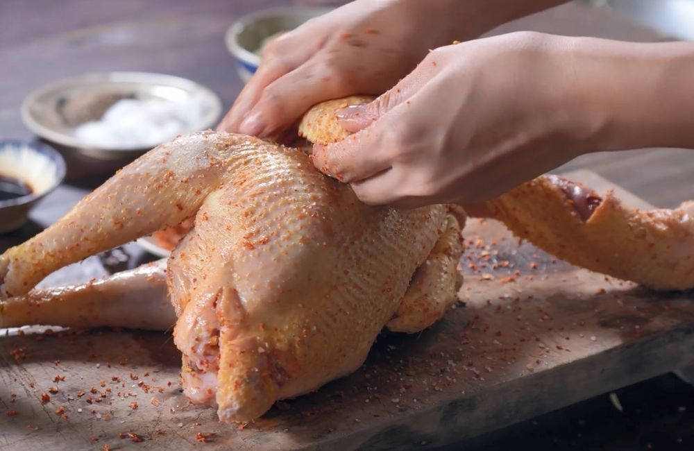 Marinar el pollo con condimentos