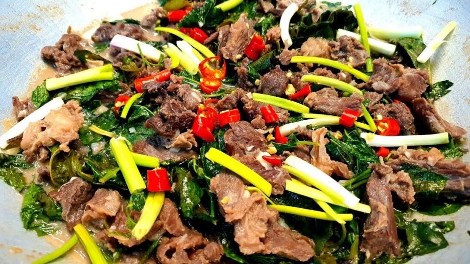 Thịt trâu xào lá cách có hương vị dai dai, ngọt ngọt của các nguyên liệu hòa quyện vào nhau