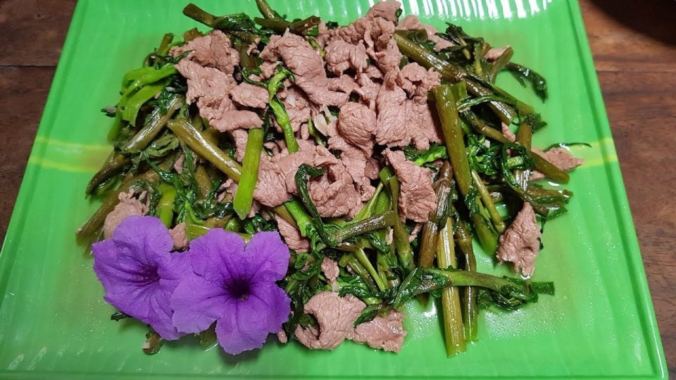 Thịt trâu xào rau ngổ là một món ăn lạ miệng được rất nhiều người yêu thích