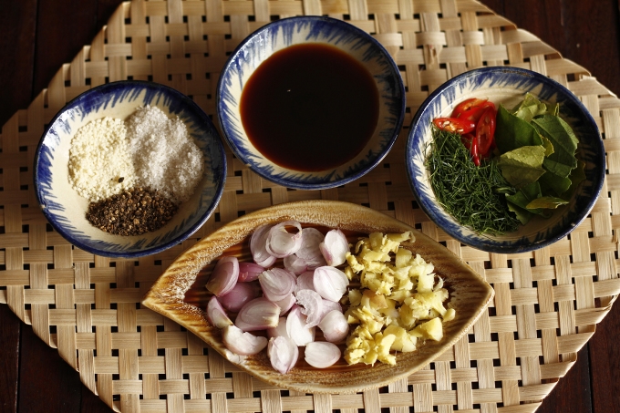 Các gia vị ướp gà rang lá chanh