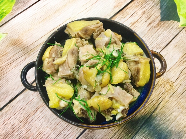 Hoàn thành món gà rang lá chanh