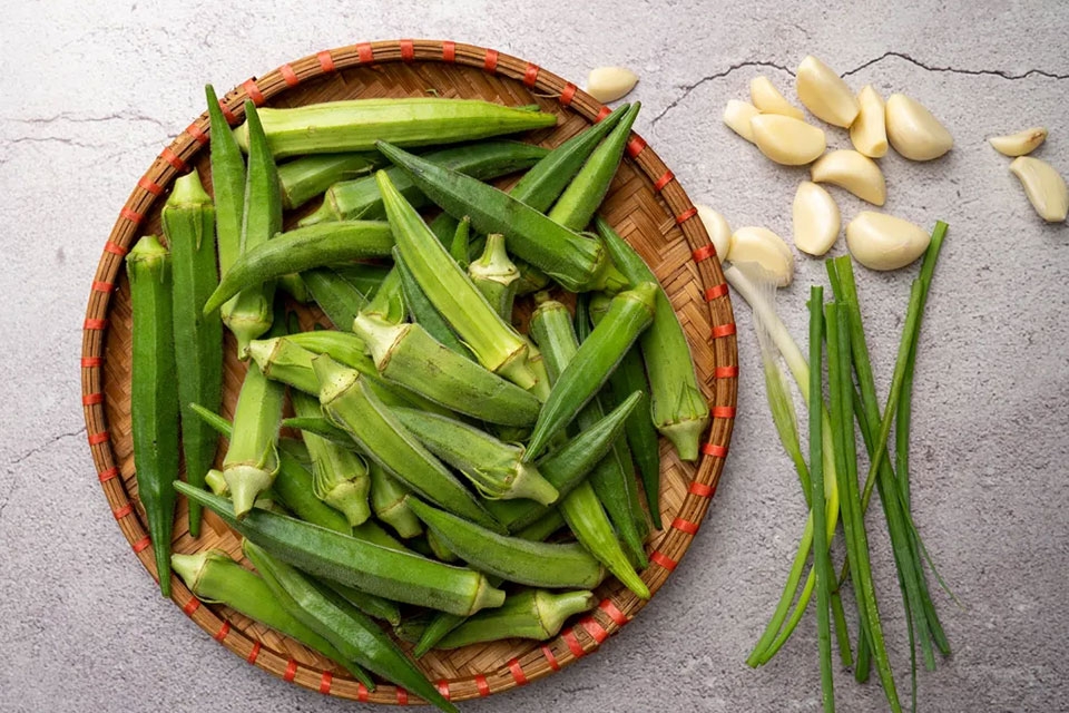 Làm đậu bắp xào tỏi - Ảnh 01