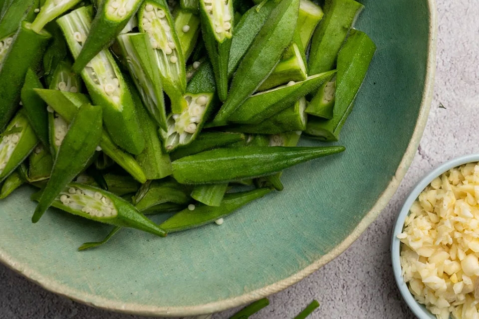 Làm đậu bắp xào tỏi - Ảnh 03