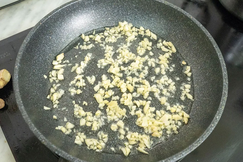 Làm đậu bắp xào tỏi - Ảnh 04