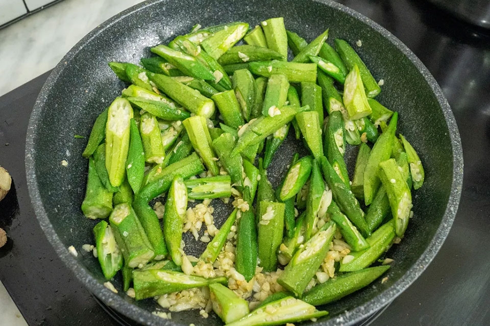 Làm đậu bắp xào tỏi - Ảnh 05