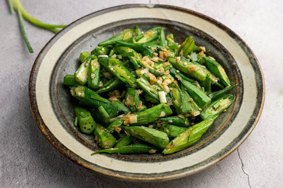 Làm đậu bắp xào tỏi - Ảnh 06