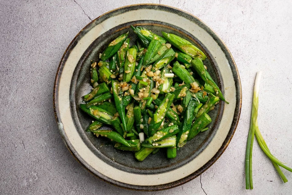 Làm đậu bắp xào tỏi - Ảnh 07