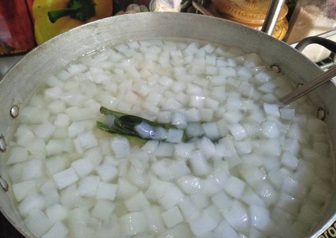 Cho lá nếp vào nồi thạch dừa thô