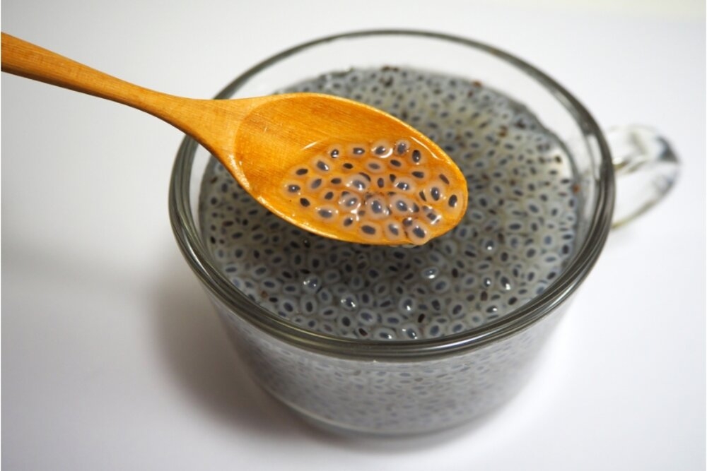 Ngâm hạt é để chuẩn bị nấu thạch dừa thô