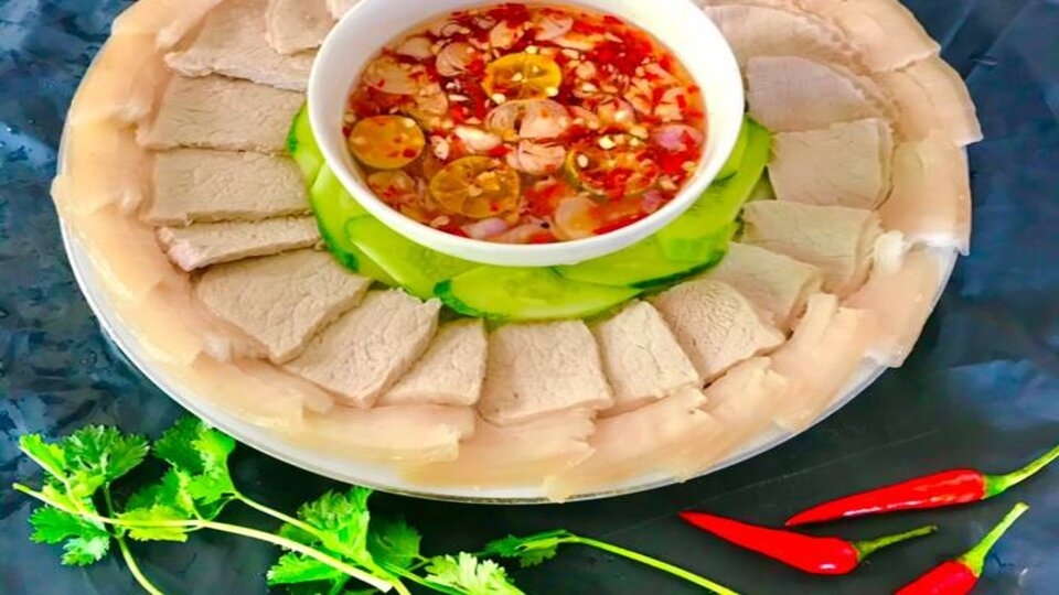 Thịt ba chỉ luộc cùng nước mắm chanh, tỏi, ớt