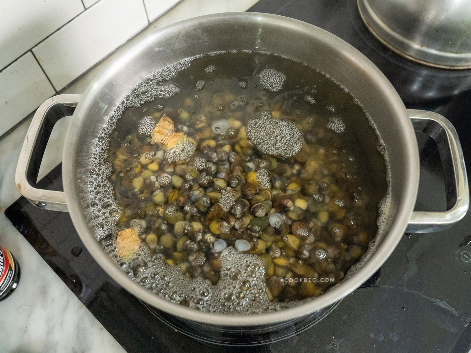 Ngâm hến sạch cát, luộc với gừng