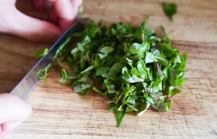 Sơ chế sả, ớt, hành tím, rau thơm