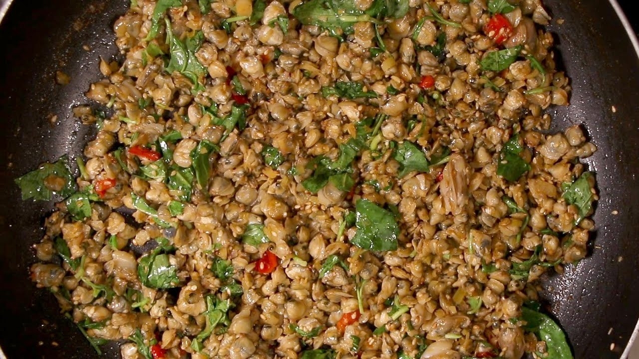 Xào hến trên lửa lớn