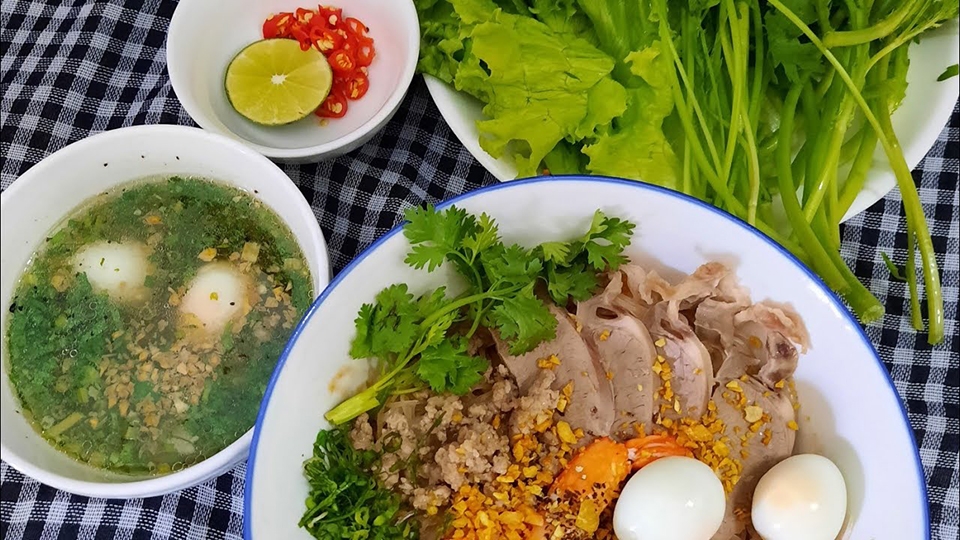 Hủ tiếu khô thường được ăn kèm với một chén nước dùng nóng để người dùng có thể trộn vào tùy thích.