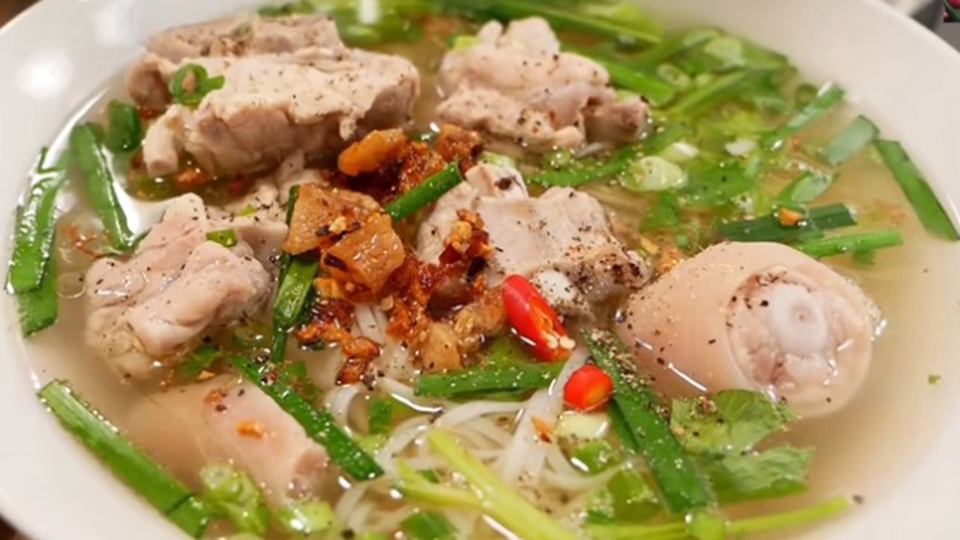 Sợi hủ tiếu dai ngon ăn kèm nước dùng thanh ngọt nguyên chất từ xương heo chuẩn vị không thể cưỡng lại.