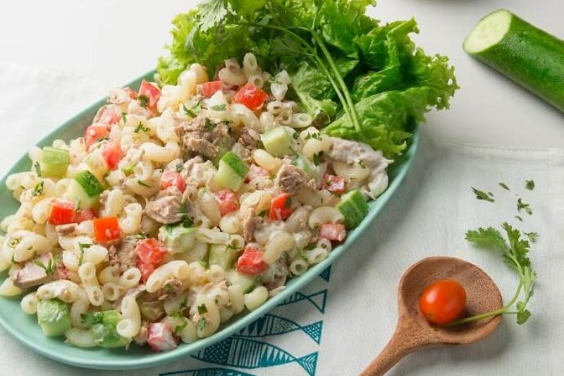 Chuẩn bị nguyên liệu nấu nui trộn cá ngừ