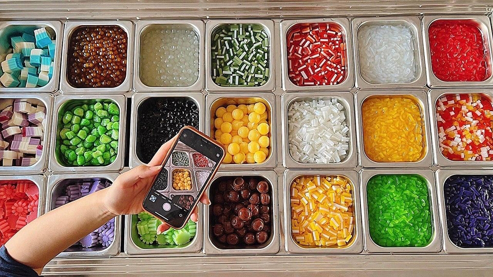 Topping đa dạng nhiều loại như: Trân châu, thạch, khúc bạch, bánh flan, kem trứng,...