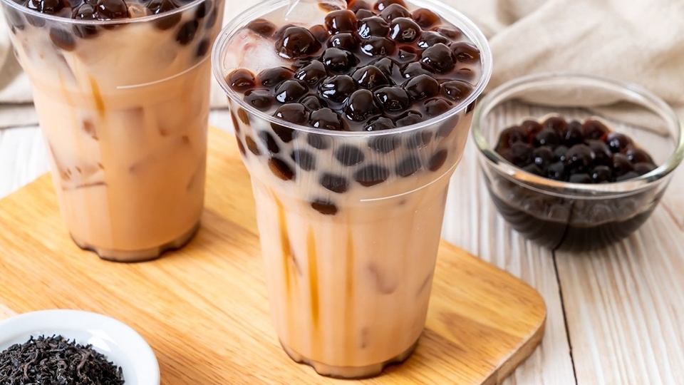 Sự hòa quyện tuyệt hảo giữa trà và sữa cùng trân châu dai dai làm món thức uống hấp dẫn không thể chối từ.